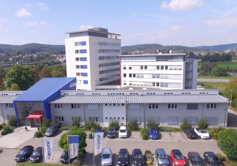 Firmengebäude der MPDV in Mosbach mit Parkplatz und umliegender Landschaft aus der Luft. Firmengebäude der MPDV in Mosbach mit Parkplatz und umliegender Landschaft aus der Luft.