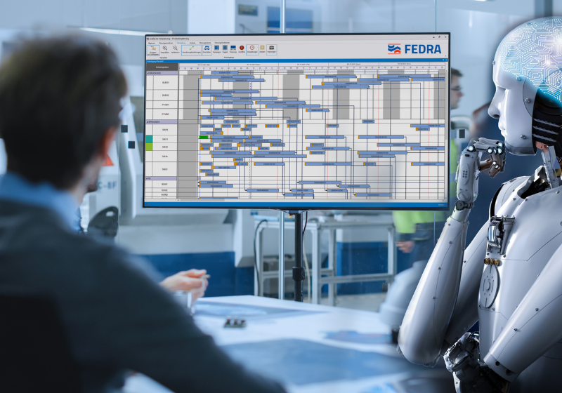 Roboter und Mitarbeiter analysieren einen Produktionsplan im Advanced Planning and Scheduling System FEDRA auf einem großen Monitor. Roboter und Mitarbeiter analysieren einen Produktionsplan im Advanced Planning and Scheduling System FEDRA auf einem großen Monitor.